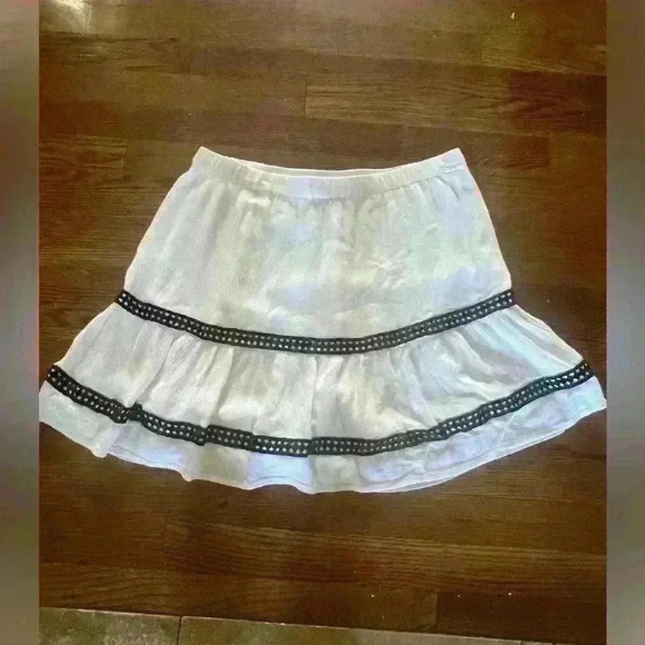 Vince Camuto Skirt Medium. Fully lined. White with black trim design. Good cond. - Picture 8 of 10